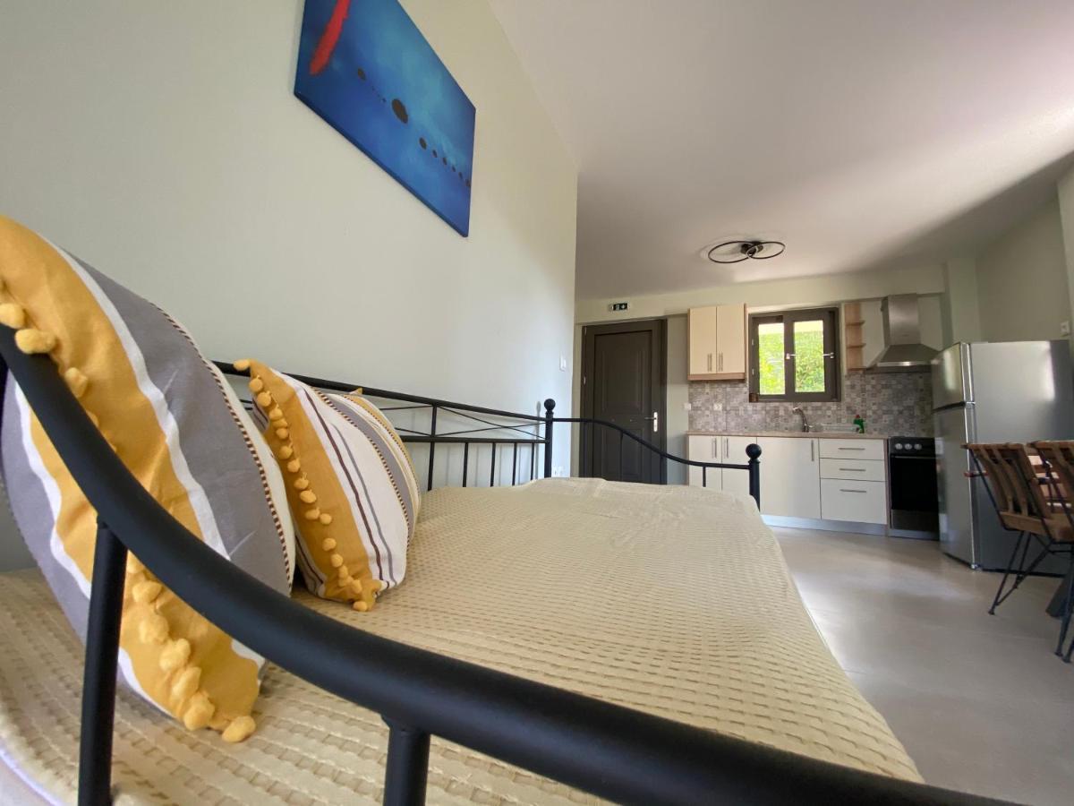 Mirovigli Family Rooms Lepedha Exterior photo